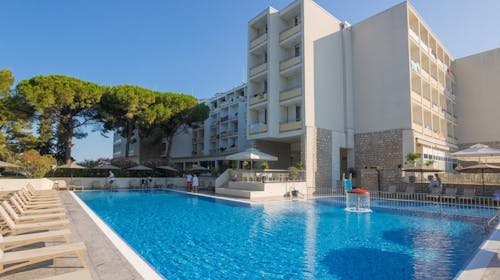 Family Hotel Adria - Družinsko all inclusive poletje v Dalmaciji - Posebna akcija, Biograd na Moru, Dalmacija, Hrvaška - 1160 EUR - 4x nočitev v dvoposteljni Comfort sobi z balkonom in pomožnim ležiščem za 2 osebi (1 otrok do 11,99 let in otrok do 2,99 let brezplačno), All inclusive