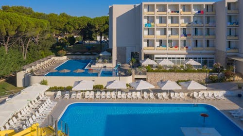Family Hotel Adria - Družinsko all inclusive poletje v Dalmaciji - Posebna akcija, Biograd na Moru, Dalmacija, Hrvaška - 2029 EUR - 7x nočitev v dvoposteljni Comfort sobi z balkonom in pomožnim ležiščem za 2 osebi (1 otrok do 11,99 let in otrok do 2,99 let brezplačno), All inclusive