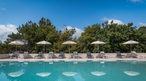 Holiday Resort Ad Turres - Last minute poletje v Crikvenici - Posebna akcija, Crikvenica, Hrvaška - 1159 EUR - 7x nočitev v Standard dvoposteljni sobi z balkonom (morska stran) za 2 osebi (1 otrok do 11,99 let brezplačno), Polpenzion