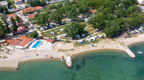 Kamp Almissa - Poletje v Dalmaciji - Mobilna hiška Adria Superior - Posebna akcijska cena, Omiš, Dalmacija, Hrvaška - 1746 EUR - 7x nočitev v mobilni hiški Adria Superior 4+1 (cona C2, zadnja vrsta) za do 5 oseb (4 odrasle osebe in 1 otrok do 11,99 let), Enkratna uporaba posteljnine in brisač