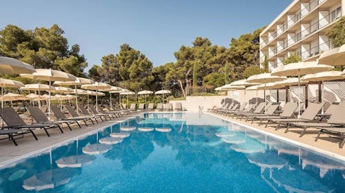 Aminess Senses Resort - Družinski poletni all inclusive light na Hvaru - Posebna akcija, Vrboska, otok Hvar, Hrvaška - 648 EUR - 3x nočitev v dvoposteljni Superior sobi z balkonom za 2 osebi (1 otrok do 9,99 let brezplačno), All inclusive light