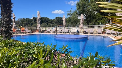 Hotel Miramare Vodice - Poletje v Dalmaciji z uporabo bazenov, Vodice, Dalmacija, Hrvaška - 689 EUR - 3x nočitev v dvoposteljni sobi z balkonom pogled park za 2 osebi (1 otrok do 11,99 let in 1 otrok do 4,99 let brezplačno), Polpenzion
