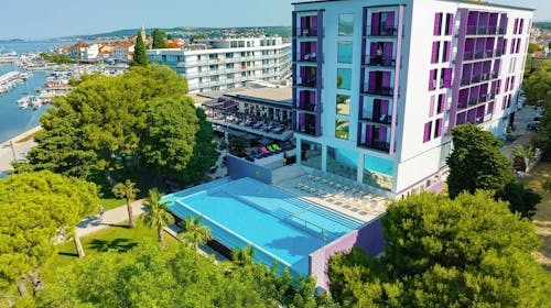 Ilirija Resort - Hotel Adriatic - Avgustovsko poletje s polnim penzionom - Posebna akcijska cena, Biograd na Moru, Dalmacija, Hrvaška - 1285 EUR - 7x nočitev v dvoposteljni Comfort sobi za 2 osebi (1 otrok do 12. leta in 1 otrok do 7. leta brezplačno), Polni penzion