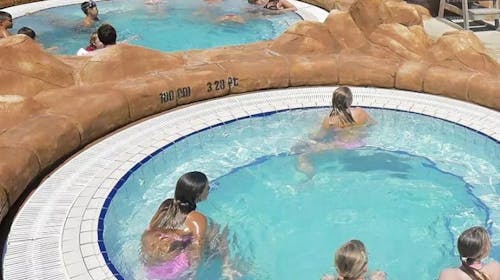 Amadria Park Hotel Jakov - Bogati paket zabave z vključenim Aquaparkom, Šibenik, Dalmacija, Hrvaška - 534 EUR - 2x nočitev v družinski sobi s pogledom na dvorišče/park in s francoskim balkonom za 2 osebi (1 otrok do 11,99 let brezplačno), Polpenzion