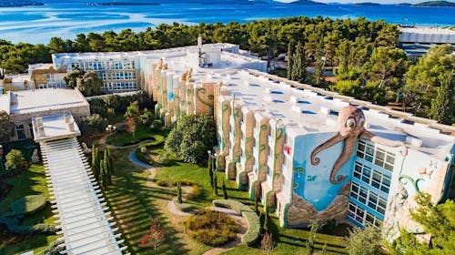 Amadria Park Kids Hotel Andrija - Septembrski bogati paket zabave z vključenim Aquaparkom, Šibenik, Dalmacija, Hrvaška - 708 EUR - 2x nočitev v družinski sobi s pogledom na dvorišče/park in s balkonom za 2 osebi (1 otrok do 11,99 let brezplačno), Polpenzion