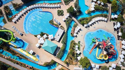 Amadria Park Kids Hotel Andrija - Septembrski bogati paket zabave z vključenim Aquaparkom, Šibenik, Dalmacija, Hrvaška - 762 EUR - 2x nočitev v družinski sobi s pogledom na dvorišče/park in s balkonom za 2 osebi (2 otroka do 11,99 let brezplačno), Polpenzion