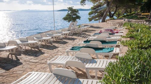 Hotel Lavanda - Poletni oddih na Dugem otoku, Božava, Dalmacija, Hrvaška - 1186 EUR - 7x nočitev v Standard sobi s pogledom na morje in z balkonom za 2 osebi, Polpenzion (samopostrežni zajtrk in večerja)