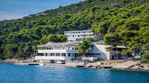 Hotel Lavanda - Poletni oddih na Dugem otoku, Božava, Dalmacija, Hrvaška - 381 EUR - 3x nočitev v Standard sobi s pogledom na morje in z balkonom za 2 osebi, Polpenzion (samopostrežni zajtrk in večerja)