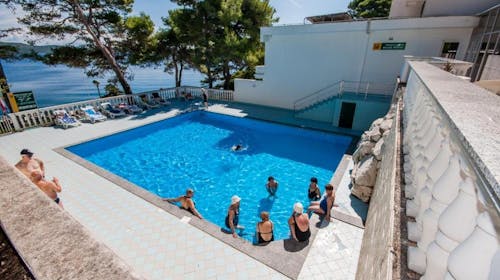 Hotel Lavanda - Družinski oddih na Dugem otoku, Božava, Dalmacija, Hrvaška - 1482 EUR - 7x nočitev v Standard sobi s pogledom na morje in z balkonom za 2 osebi (2 otroka do 11,99 let brezplačno), Polpenzion (samopostrežni zajtrk in večerja)