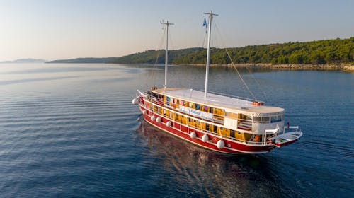 8-dnevno križarjenje po severnem Jadranu - Odhod iz Reke, Reka, Hrvaška - 499 EUR - 8-dnevno križarjenje z ladjo po ruti R1: Reka - otok Krk - otok Rab - Zadar - Nacionalni park Kornati - Zadarski arhipelag - otok Lošinj - otok Cres - Rijeka, 7x nočitev v dvoposteljni kabini (klima, kopalnica) na ladji kategorije Comfort Plus - Sveti Vid, Kazimir ali Planka za 1 osebo