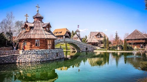 Etno vas Stanišići - Čaroben oddih v naravi, Bijeljina, Bosna in Hercegovina - 94 EUR - 1x nočitev v Hotelu Pirg ali Ras (glede na razpoložljivost) za 2 osebi, Zajtrk